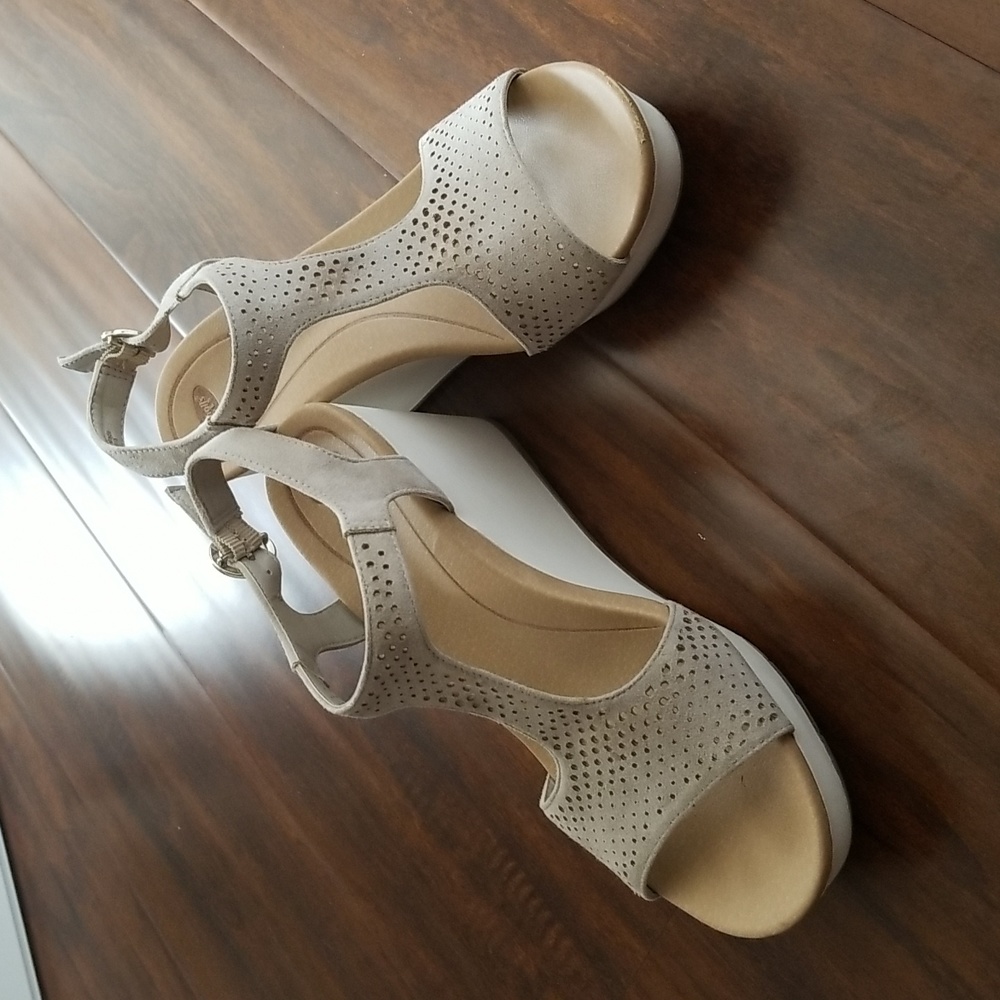 Dr. Scholl's size 7 M bisque colored white wedge sandals